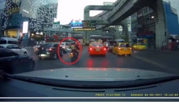 Xe tải và xe Ranger kèn cựa tạt đầu, khiêu khích nhau trên đường 